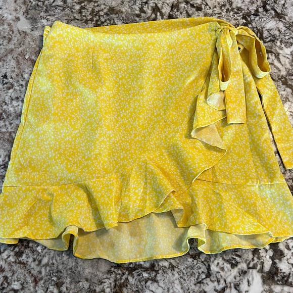 Small Yellow Shein Ditsy Floral Knot Side Wrap Skirt Juniors Womens Mini Ruffles - Picture 9 of 9
